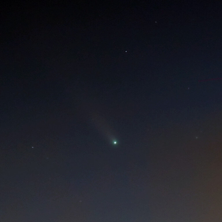 Комета C/2020 F3 (NEOWISE). Экспозиция 49x2". ISO 800.
