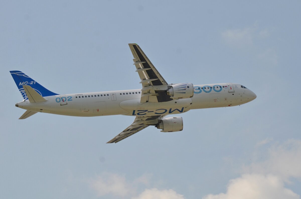 Чёрному крылу МС-21 позавидовал даже директор Боинга в России 