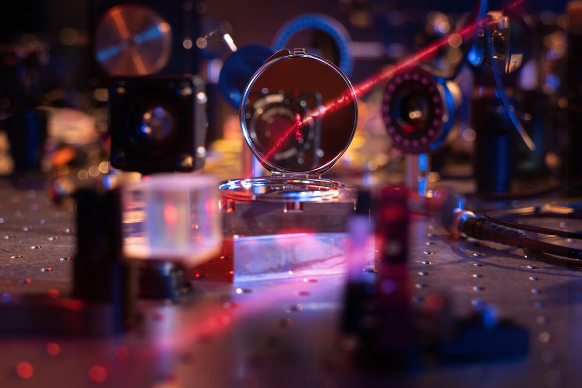 Самоё лёгкое в мире зеркало состоит всего из 200 атомов. Фото Max Planck Institute of Quantum Optics.