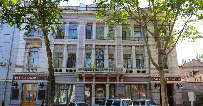 В 2009 году решением Президиума Академии искусств Украины Николаевский областной художественный музей имени В.В. Верещагина (на снимке — современное здание музея) был награждён серебряной медалью за пропаганду искусства и заслуги в эстетическом воспитании молодого поколения. | Фото с сайта wikimedia.org