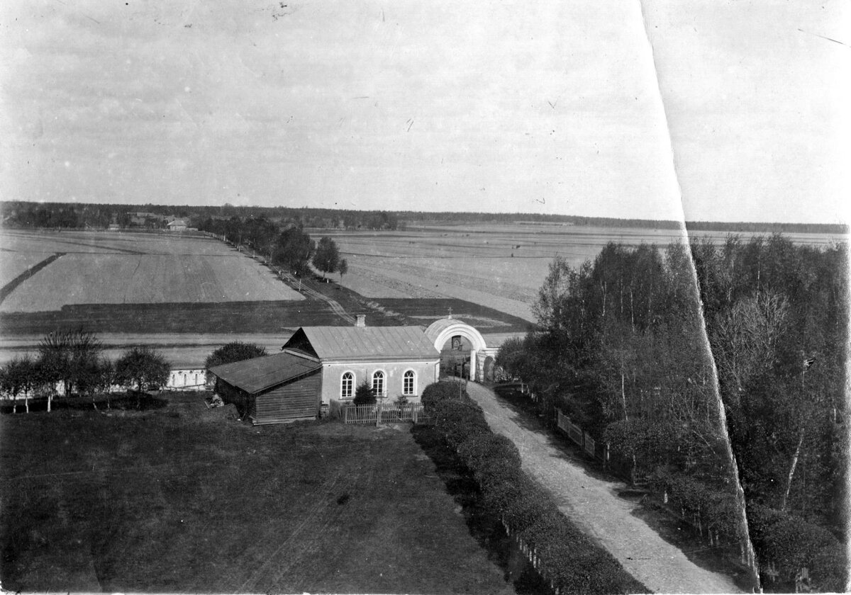 Вид с церкви на единственную сохранившуюся арку и сторожку.