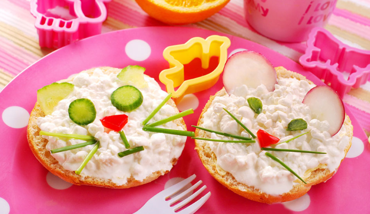 Ведь все мы знаем не по-наслышке как это заставить своего карапуза покушать. А особенно если у вас их сразу несколько, то это беда. Знаю это как никто другой, воспитую вторую двойню. И сегодня я хочу предоставить к вашему  вниманию оригинальные, классные, красивые и аппетитные, а самое главное простые подачи блюд для ваших любимых малышей. 