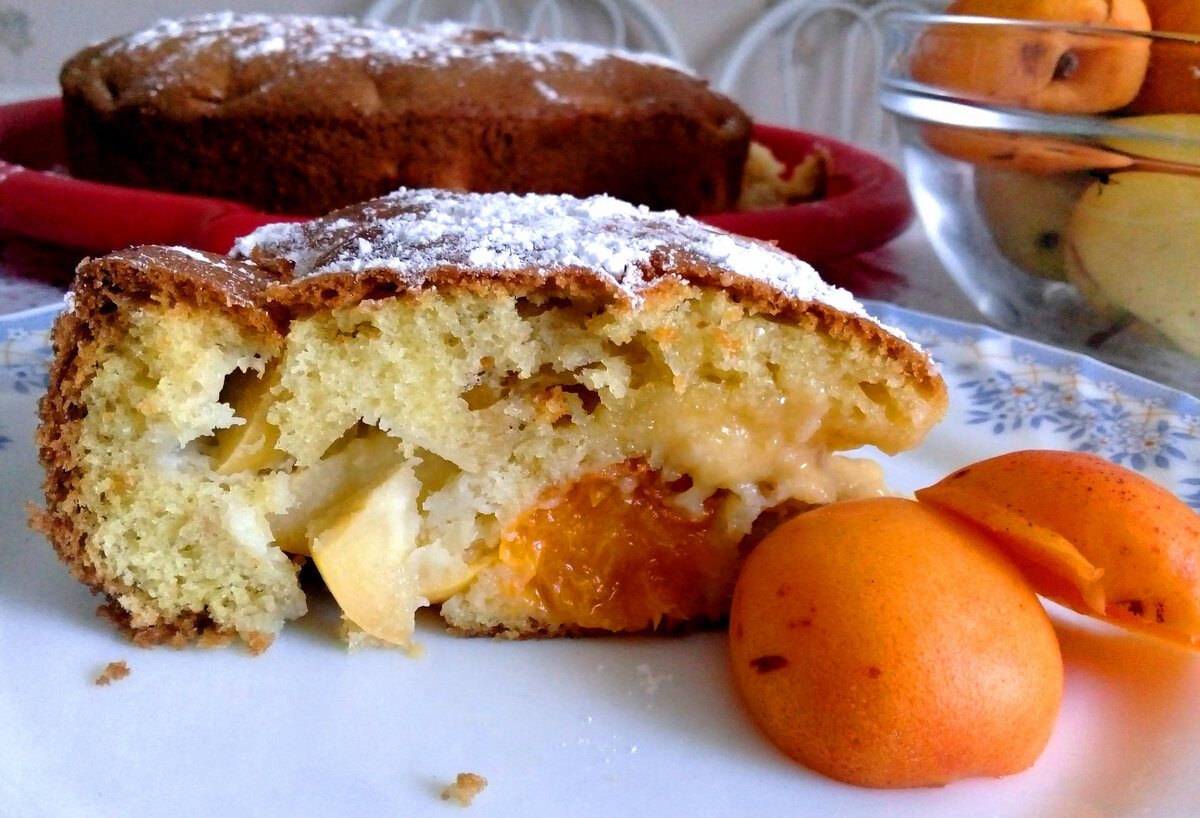 Яблочно-абрикосовая шарлотка.