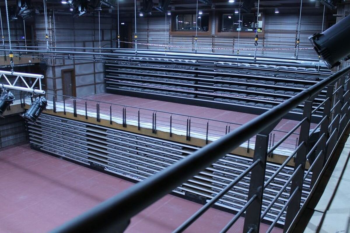 Зрительские ряды на электроприводе -складываются и "уезжают" в специальные ниши, освобождая пространство.