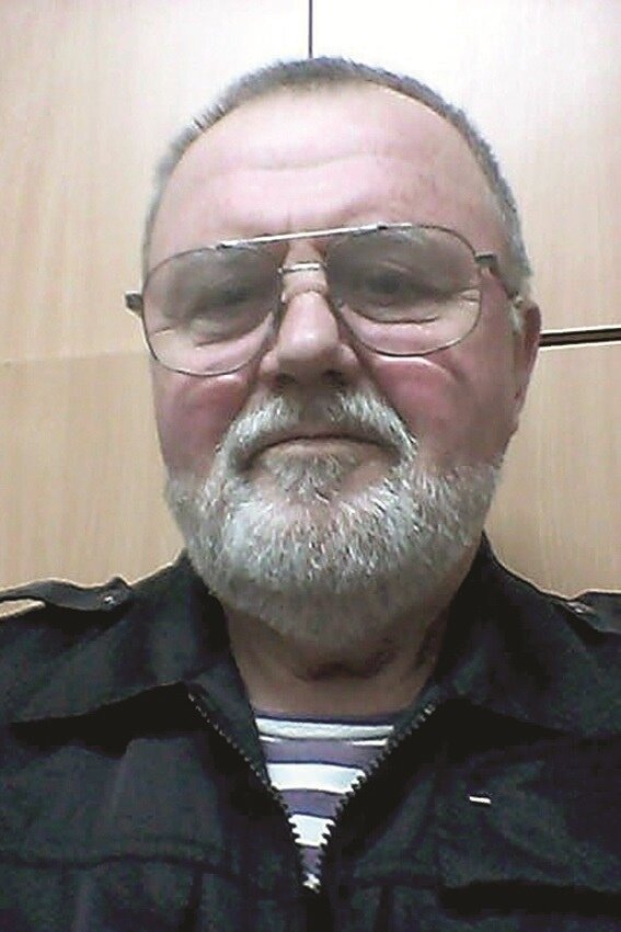 
У жителя села Подгорное Александра Сергеевича Стебенева не только имя и отчество как у «солнца русской поэзии», но и родился с ним в один день. И так же, как Пушкина, его можно назвать «рыцарем и патриотом», и слово «честь» для него превыше всего. Александр Стебенев – офицер морской пехоты, ныне капитан третьего ранга в отставке, посвятивший военному делу почти три десятка лет.