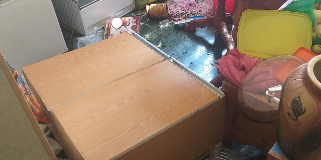 Фото сделала, чтоб сыну отправить... Он всё подбивал мебель поменять... 