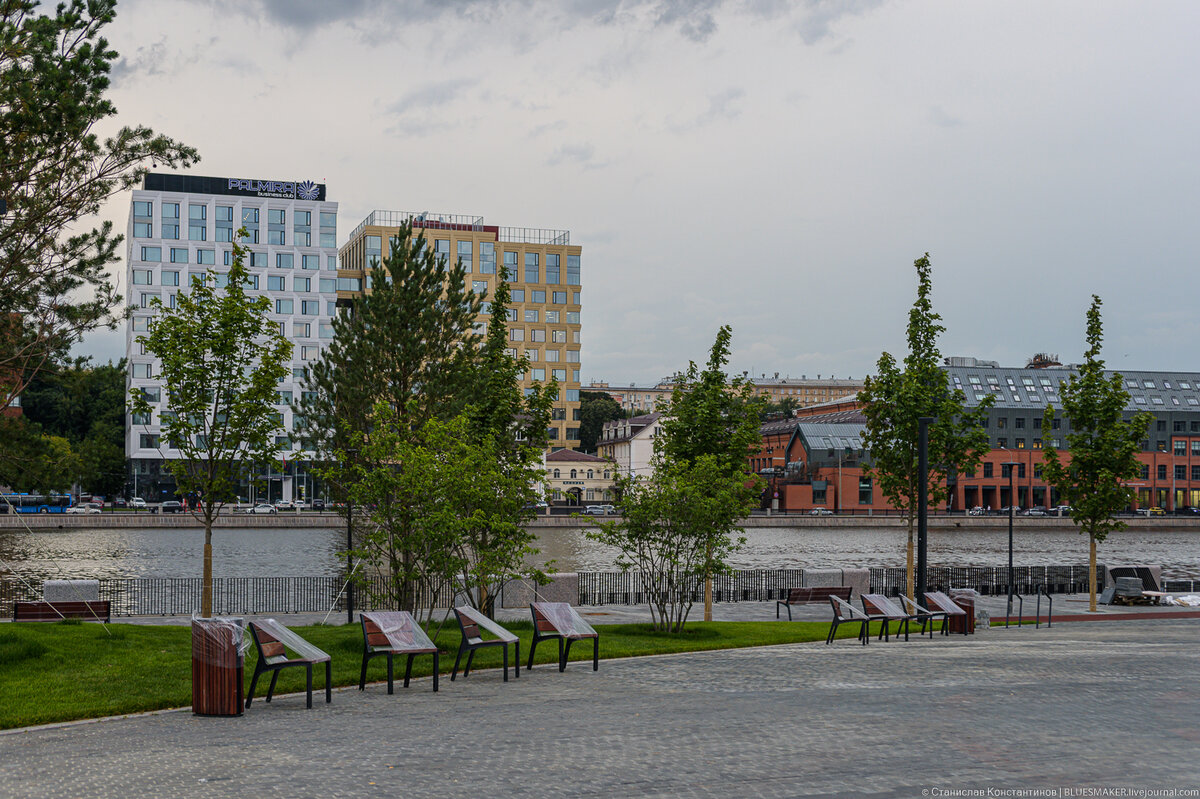 
ЗИЛ умер! Да здравствует ЗИЛАРТ. Земли бывшего огромного завода отдали под застройку домами бизнес класса. Пишут, что реновация полуострова ЗИЛ - это крупнейший проект редевелопмента промзон в Европе. В Москве - это точно визитная карточка этого самого редевелопмента промзон. Именно его будут приводить в пример чиновники, когда будут рвать на части и сдавать на металлолом некогда казавшийся вечным "ржавый пояс" Москвы. Теперь одним росчерком шариковой ручки промзоны превращаются в места застройки жилыми домами. Девелоперы потерают руки, так как им достаются лакомые места в обжитых районах, таких возможностей раньше у них практически не было. Наряду с реновацией, редевелопмент промзон принесет застройщикам баснословные деньги, а также проблемы для жителей тех районов, с которыми соседствуют эти будущие человейники. Нагрузка на транспорт, на дороги на всю инфраструктуру вырастет и придется решать эту проблему, хотя проблема создается искусственно. К большому сожалению у наших градостроителей нет какого-либо четкого плана по застройке всего и вся таким образом, чтобы новая застройка не повредила старым, "коренным жителям" районов. Итак район бывшего завода ЗИЛ, сейчас он активно застраивается, сюда были приглашены лучшие и популярные архитекторы нашей страны и, повторюсь, для властей - это как раз таки тот самый пример, который будут показывать всем, который будет участвовать в конкурсах... Поэтому здесь все должно быть самым лучшим. Мы уже смотрели на парк, который разбили недалеко от станции МЦК "ЗИЛ" и который стал довольно популярным у москвичей. Также он стал одним из символов современного подхода к обустройству общественных пространств. Я говорю конечно же о парке Тюфелева роща. Теперь на ЗИЛе появляется еще один знаковый объект. В самом разгаре идут работы по обустройству набережной Марка Шагала. Еще не все сделано, но уже сейчас можно оценить в полной мере то, какой будет набережная. Оценить дизайн, оценить удобство и самое главное понять, станет ли новая набережная популярной у жителей города. На последний вопрос я могу ответить прямо сейчас - станет!