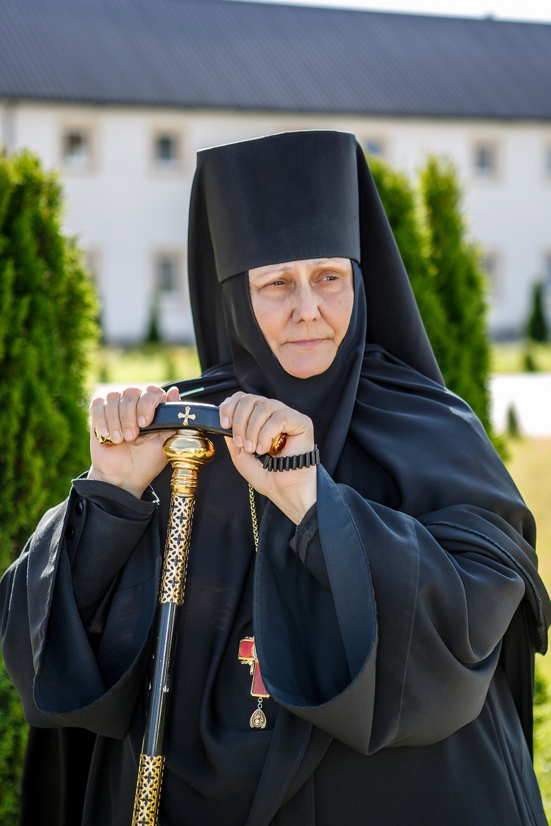 Если бы в нашей многострадальной стране, такие дома строились и финансировались, трагедии в лицах было бы меньше. Но мы верим не только в особую миссию России, но и в широту души русских людей.
Вот и сейчас, прося помощи в возведении этого остро необходимого здания мы просим вашего неравнодушия и участия!
