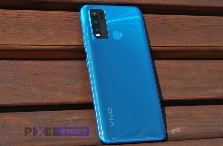 В 2020 году дизайн смартфонов немного изменился. Конкретнее: бюджетные модели стали получать фишки прошлогодних флагманов. Если вы посмотрите на Vivo Y30 и на OPPO A52, то заметите, что они практически идентичны. С бюджетными Huawei/Honor 2020 года, у этого смартфона также немало сходств.