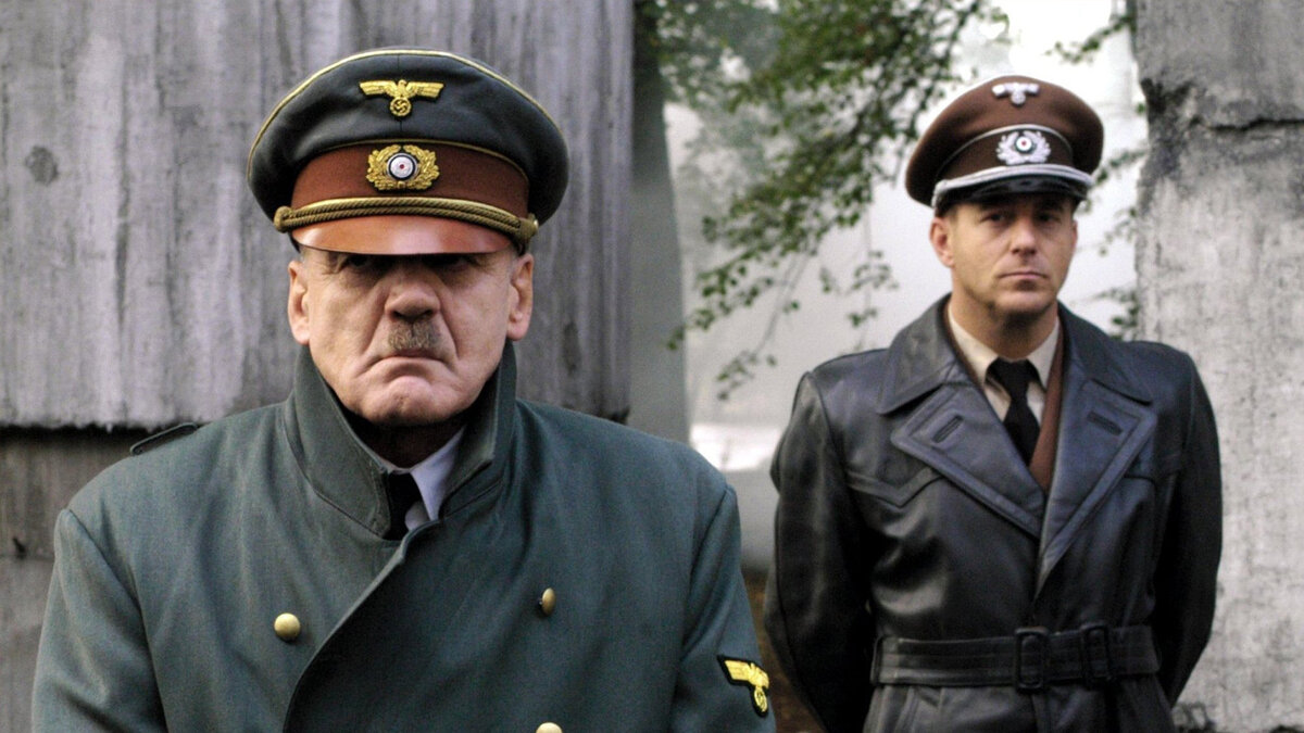 Гитлер (в исполнении актера Бруно Ганца) и Шпеер из фильма «Бункер». PS: изображение предоставлено в исключительно образовательно-ознакомительных целях.