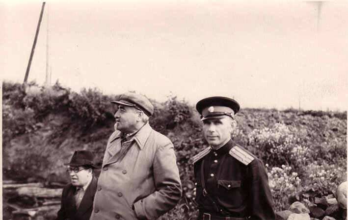 В.И. Равдоникас и начальник милиции г. Волхова на Земляном городище в Старой Ладоге. 1957 г. Фонд фотодокументов Староладожского музея-заповедника,  Ф-1873, источник - http://ladogamuseum.com/fotodokumentyi/