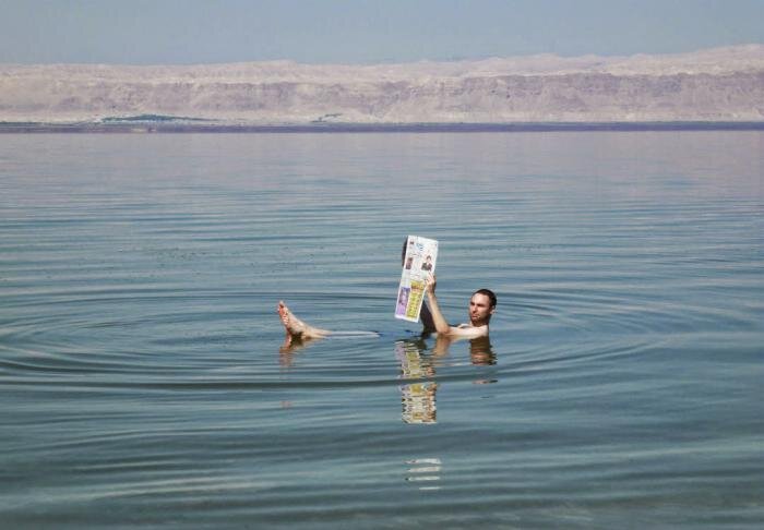 Вода в озере настолько плотная из-за соли, что здесь невозможно утонуть