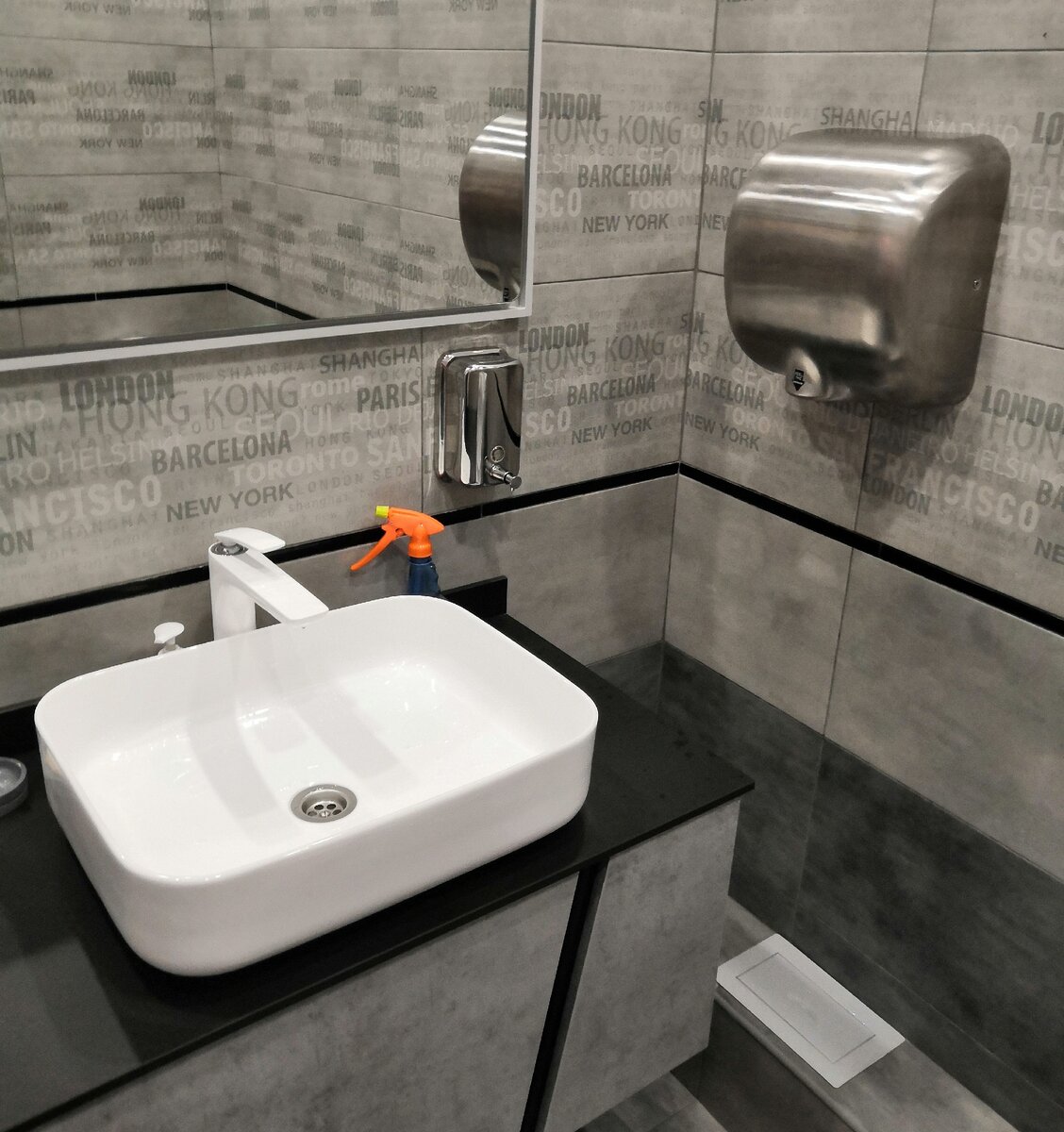 Наклейка на сушилке "Feel the power" вас предупредила о последствиях. Я не шучу! Ураган в 12 баллов высушит вам руки до костей. Впрочем, мне понравилось. До кучи, есть и бумажные полотенца.