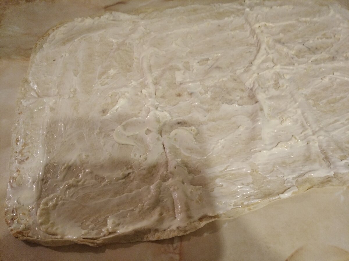 Намазать лаваш смесью майонеза с чесноком.