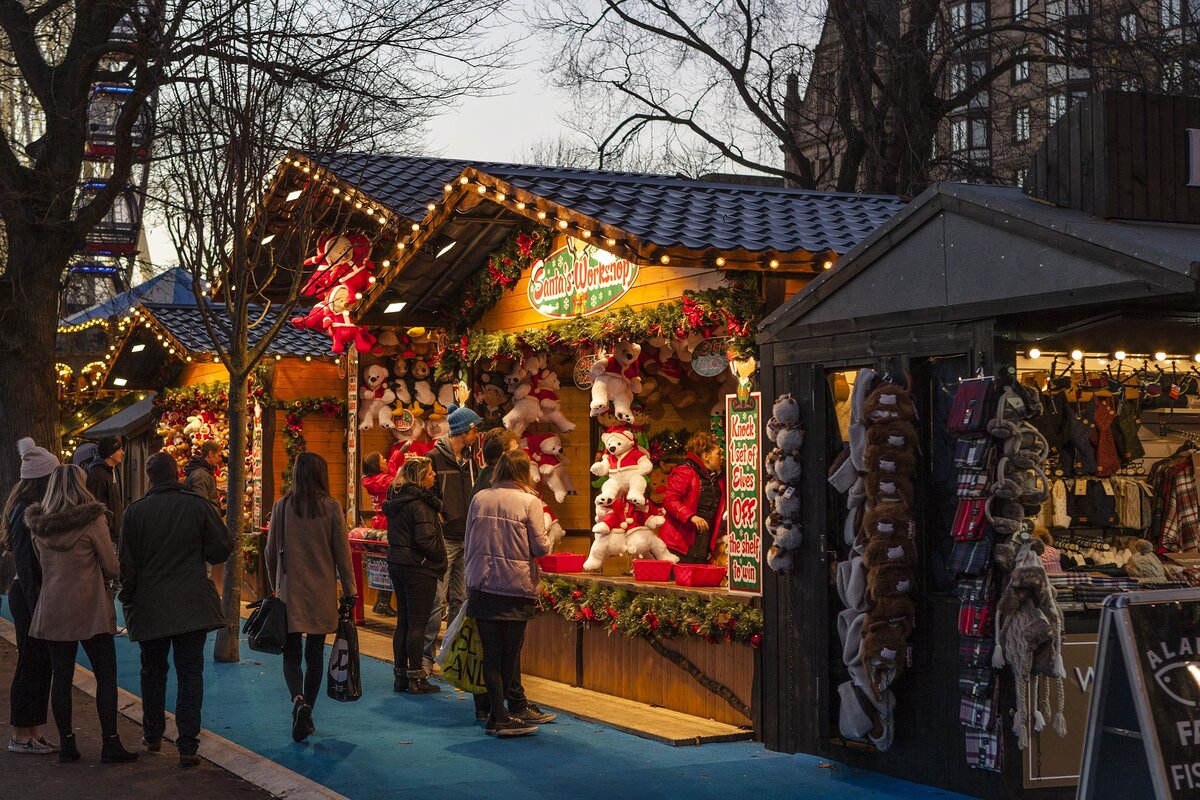 Новогодний маркет. Рождественский рынок Christkindlmarkt Мюнхен. Рождественская ярмарка Вернигород Германия. Рождественский базар в Мюнхене. Рождественский рынок Гранаде Испания