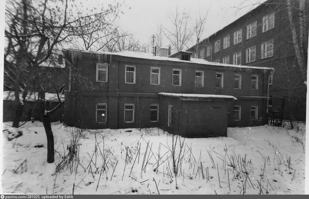 На первом плане 1-й Казачий переулок дом 6, справа - школа, 1990 - 1995 г. Автор неизвестен.