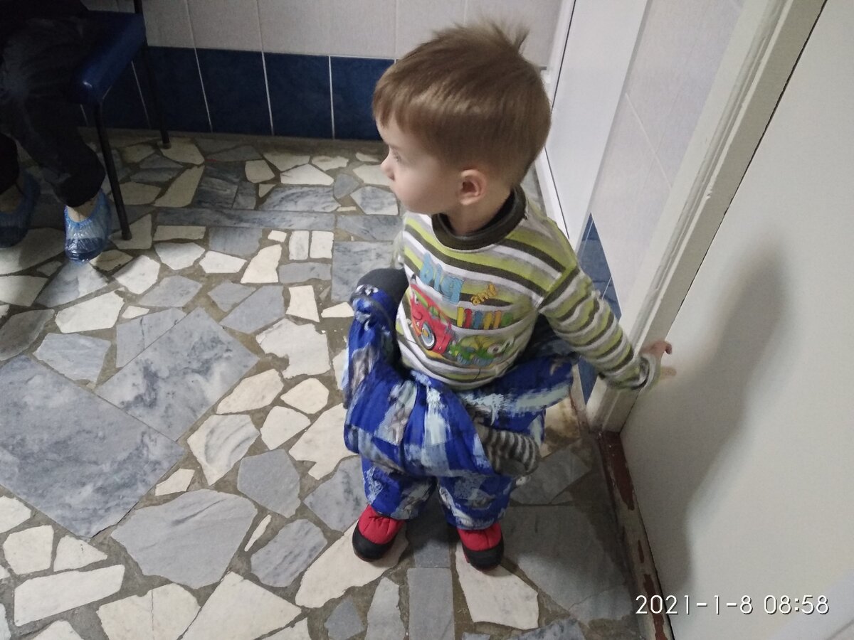 Уставший Вадюша в больнице после часового сидения в очереди. Ни разу не заныл, не носился, а спокойно сидел на стульчике и ждал. Потому что прекрасно понимает, где можно гадить, а где - нет