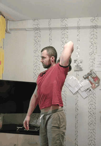 Вариант, где вы держите гирю за дужку снизу.