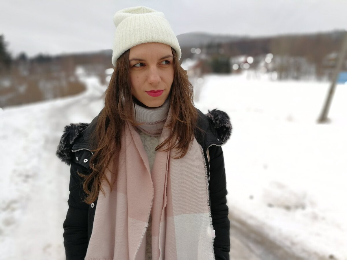 Одеваться надо правильно, например, большое количество одежды, которая слишком плотно сидит будет согревать гораздо хуже, чем меньшее количество более свободной одежды. 