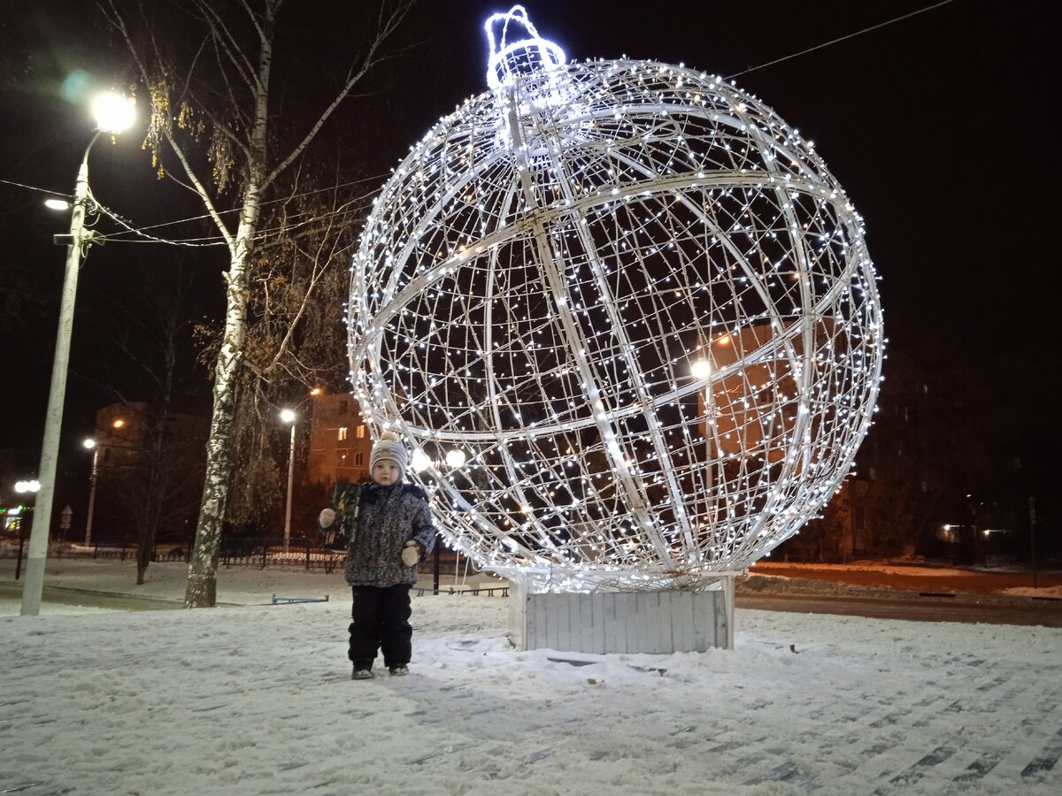 Мой средний сынуля возле гигантского елочного шарика в нашем городе. Так не хочется, чтобы праздники заканчивались! Шоу должно продолжаться! 🤗 Фото автора