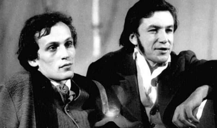 Молодой студент Александр Гордон на сцене театра