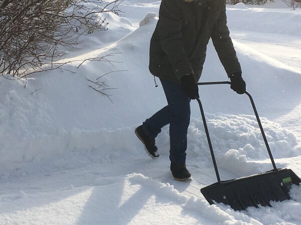 Смешная снегоуборочная машина. Как быстро почистить снег. Приспособление для уборки снега с крыши. Как быстро почистить снег. Уборка снега вручную.