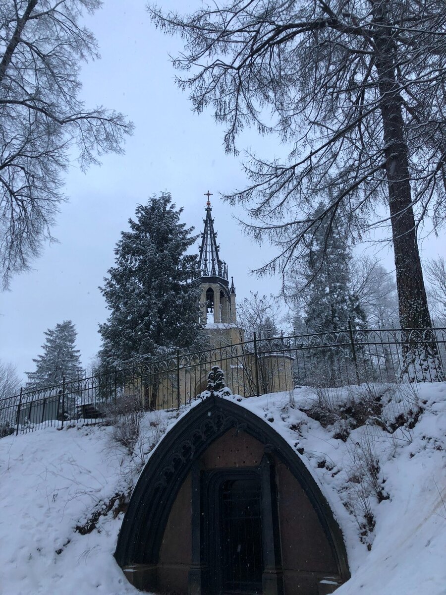 Вход в склеп. Фото мои.