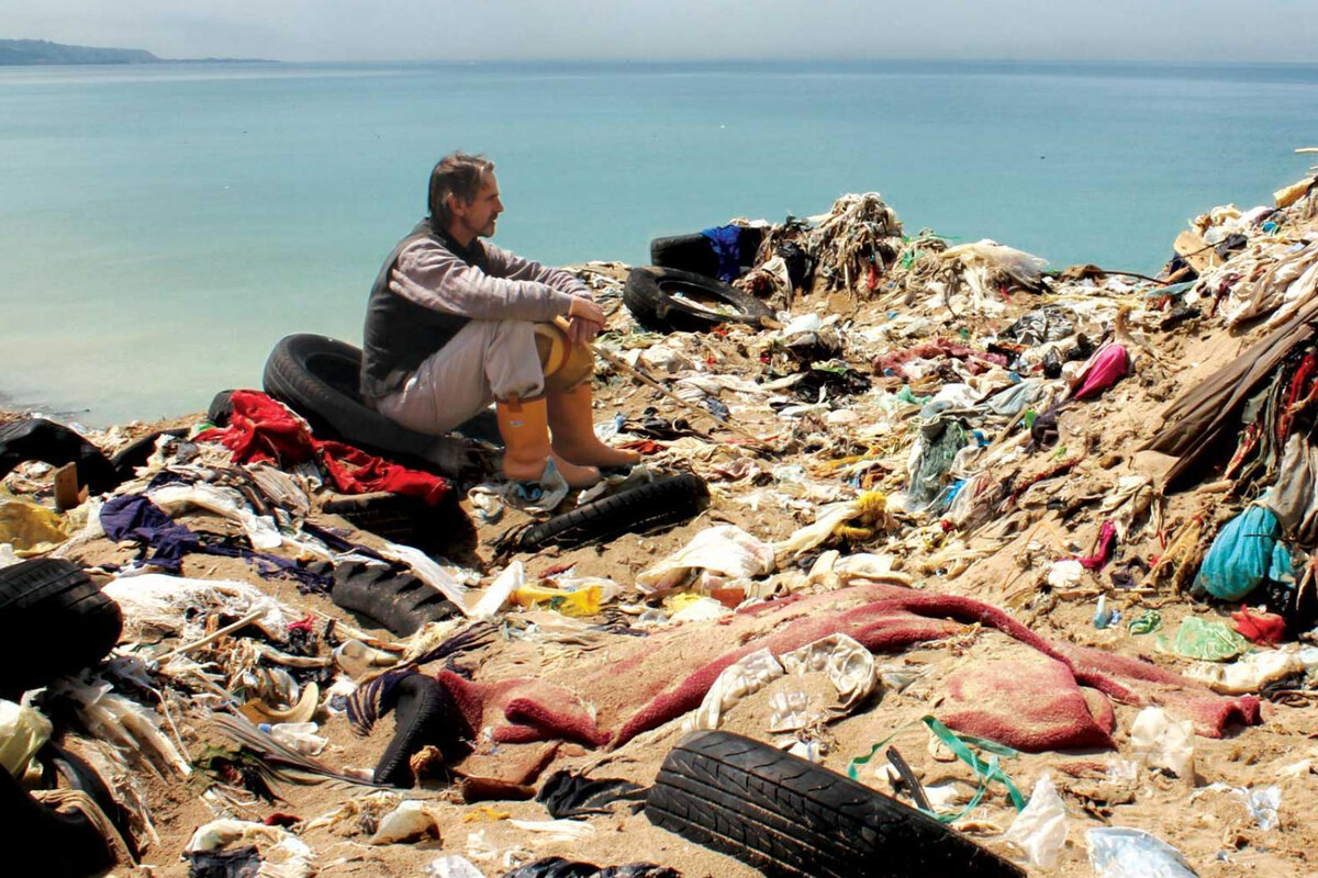 Кадр из фильма «Мусор» (Trashed, 2012)