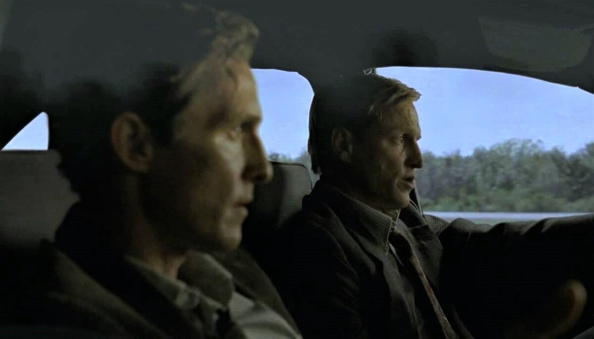 Мэтью Макконахи в роли Раста Коула и Вуди Харрельсон в роли Марти Харта