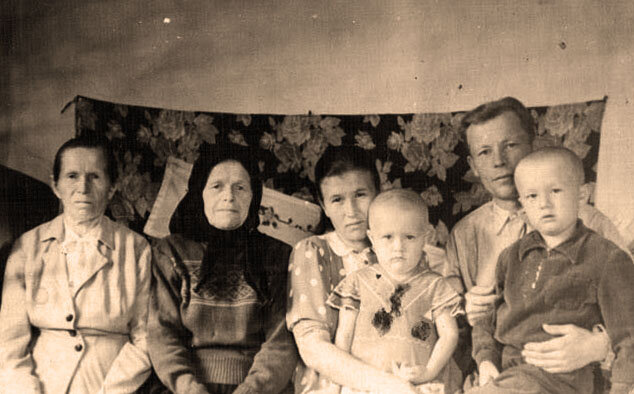 Зиновия Андреевна Хомякова, Анна Андреевна Артемьева, Елена Александровна, Татьяна, Василий Иванович и Николай Воробьевы. У каждого из них дата рождения в документах не соответствует фактической. Фото 1958 года (примерно)