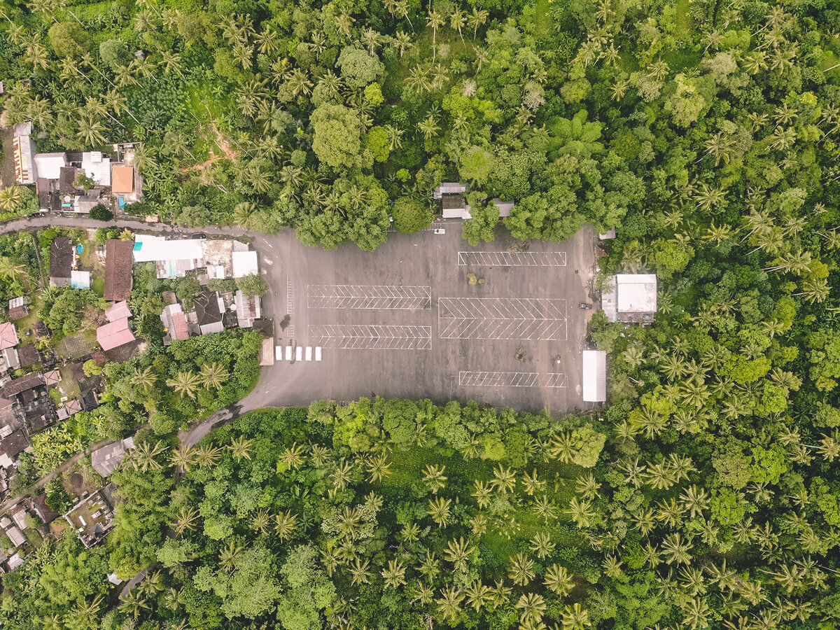 Парковка среди джуглей — с высоты смотрится очень колоритно.