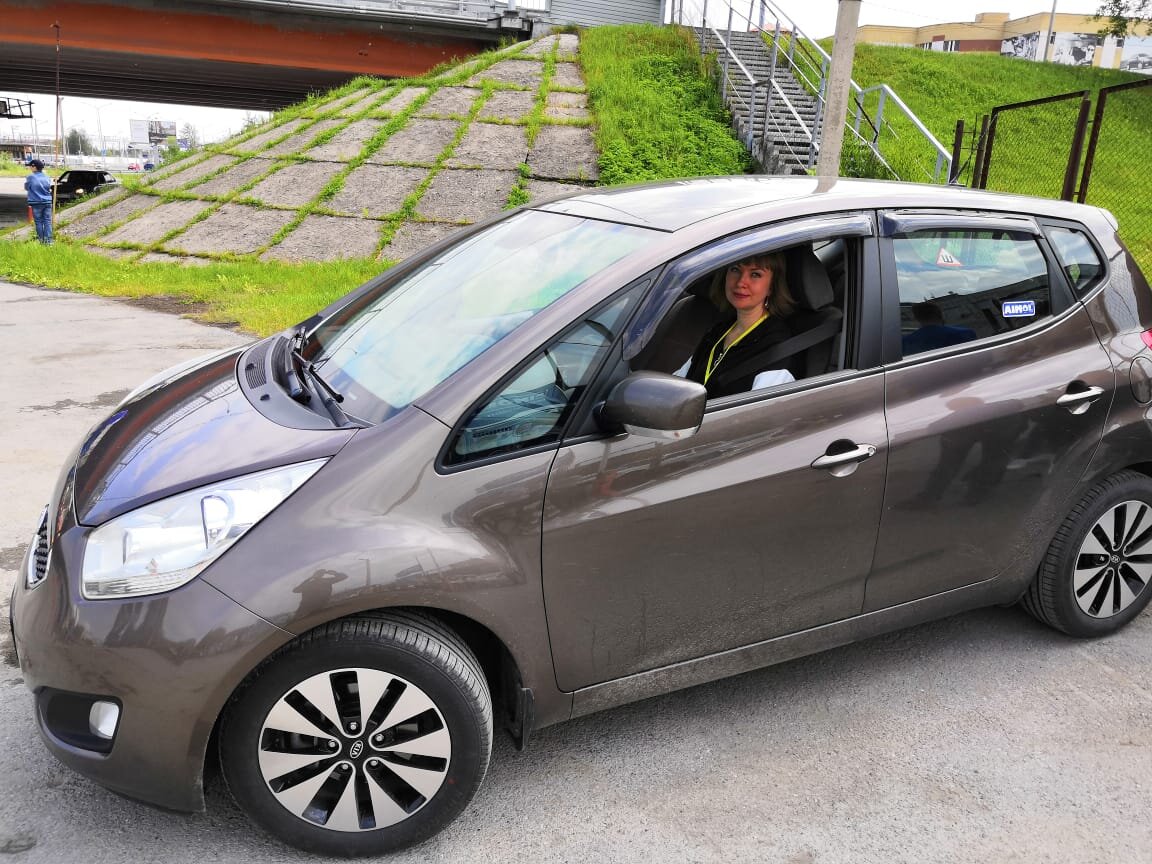 Вот так я туда приехала. Чего-то страшновато стало. Народу много.