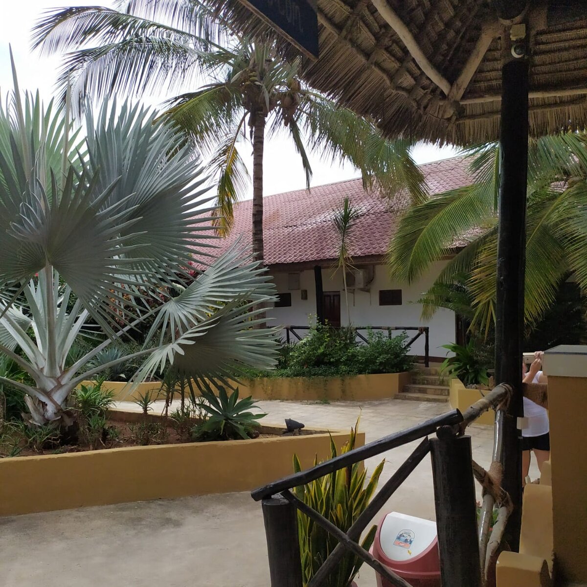 Вид с ресепшн на корпус номеров с видом на океан