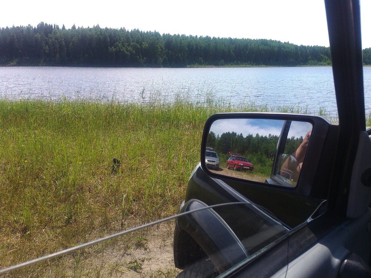 Смотрите в зеркало при  любом манёвре.