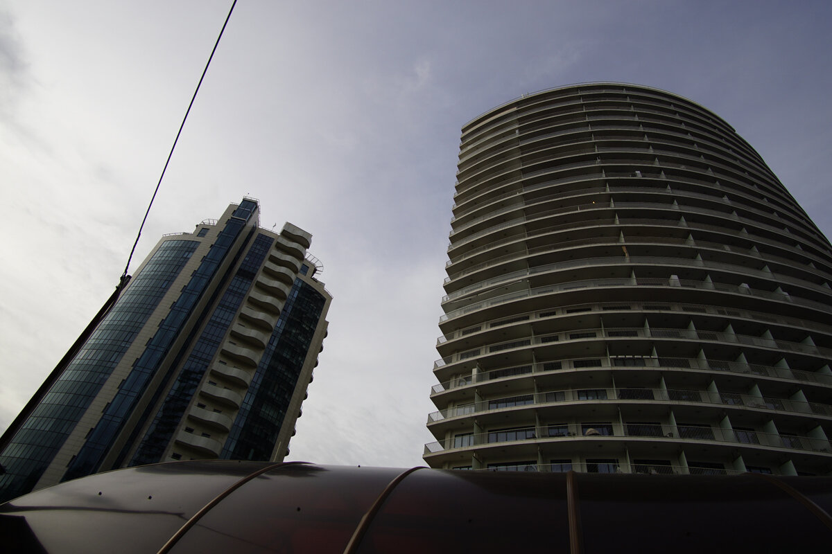 Слева - жк "Королевский парк", справа - "Актер Гэлакси".