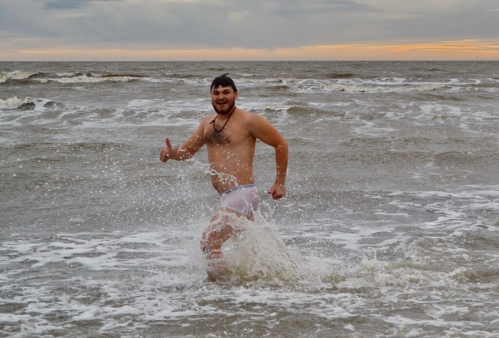 Можно ли купаться в море. Мужчина купается. Парень купается в море. Мужик плывет в море. Парни купаются.