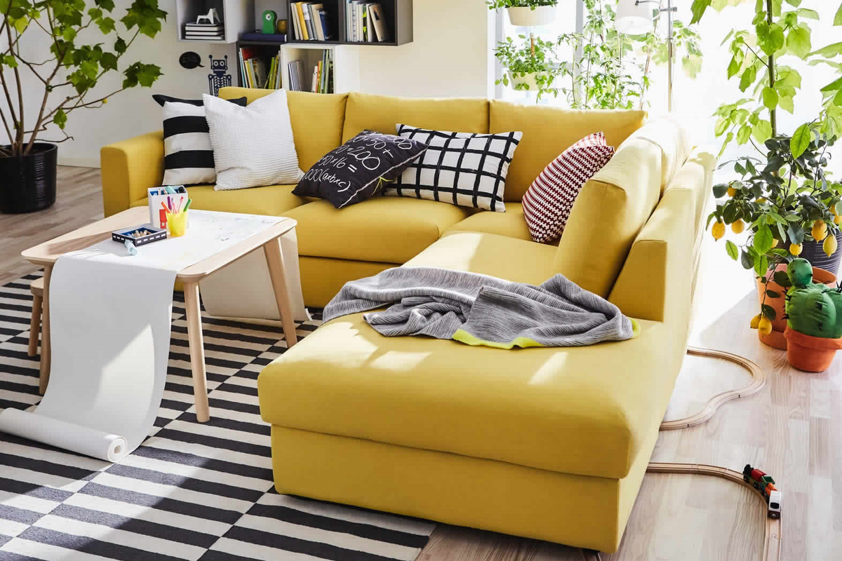 Диван и подушки - символ комфорта и уюта в доме. Фото bomberi.ru 