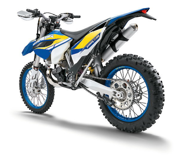  
 
 
Husaberg FE250: эндуро, 2013, 248,6 см³, 107,5 кг, 375 000 руб.  

FE250 — классика жанра, эндуро с двигателем рабочим объемом 250 см³. Двигатель FE250, построенный на базе KTM’овского 250SX-F, оснащен титановыми клапанами на впуске и на выпуске. Для обеспечения лучшей тяги на средних оборотах мотор получил иные настройки, потеряв при этом часть мощности, но зато прибавил крутящего момента в столь нужном в эндуро диапазоне. Правда, несмотря на все эти манипуляции, объем остался прежним, так что щелкать передачи придется очень активно. И тогда ни затяжные подъемы, ни прострелы по прямой не станут препятствием для этой 250-ки. 

В первой половине оборотов FE250 – довольно спокойный аппарат с великолепной ходовой частью, не отпугивающий новичков дикостью нрава. Но стоит повернуть ручку газа еще немного, и мотоцикл преображается. Во второй половине диапазона оборотов FE250 готов лететь вперед, к победе. Главное – не стесняться при обращении с ручкой газа. Ну и, разумеется, не забывать "ловить момент", вовремя подтыкая нужную передачу. 

Недостаток тяги внизу, мешающий "газом" переносить переднее колесо через препятствия, хорошо компенсируется высококачественными подвесками и малой массой мотоцикла. FE250 чутко реагирует на работу телом, молниеносно разгружая переднее колесо, и тогда небольшое добавление тяги помогает беспрепятственно преодолевать ямы, бревна и прочие препятствия. Опять же, изменение передаточного отношения главной передачи позволит настроить мотоцикл под требуемые условия, от околотриальных до раллирейдовых. 

FE250 явно нацелен на спортивные достижения, но при этом он будет великолепен в качестве "учебной парты", позволяя начинающим любителям эндуро освоить азы внедорожного вождения и, не меняя мотоцикла, переходить на следующие ступени развития. Вплоть до соревнований уровня Кубка и Чемпионата России.