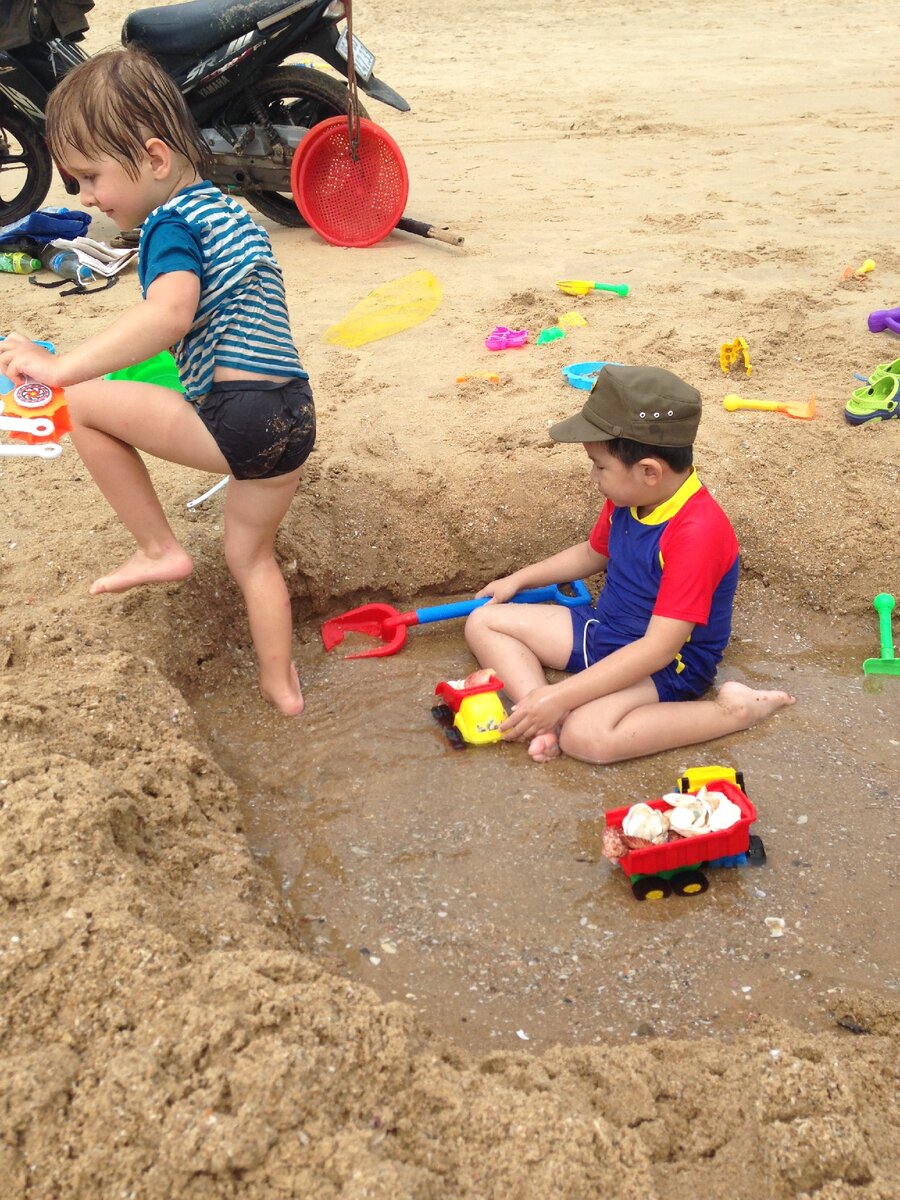 Они даже смеялись над своими  шутками, как будто понимают - о чем они)))