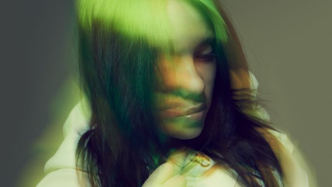 Фильм о жизни певицы Билли Айлиш на гастролях и дома во время записи дебютного альбома.