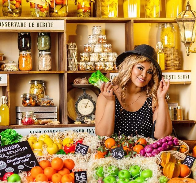 Корнелия следит за весом, любит танцевать