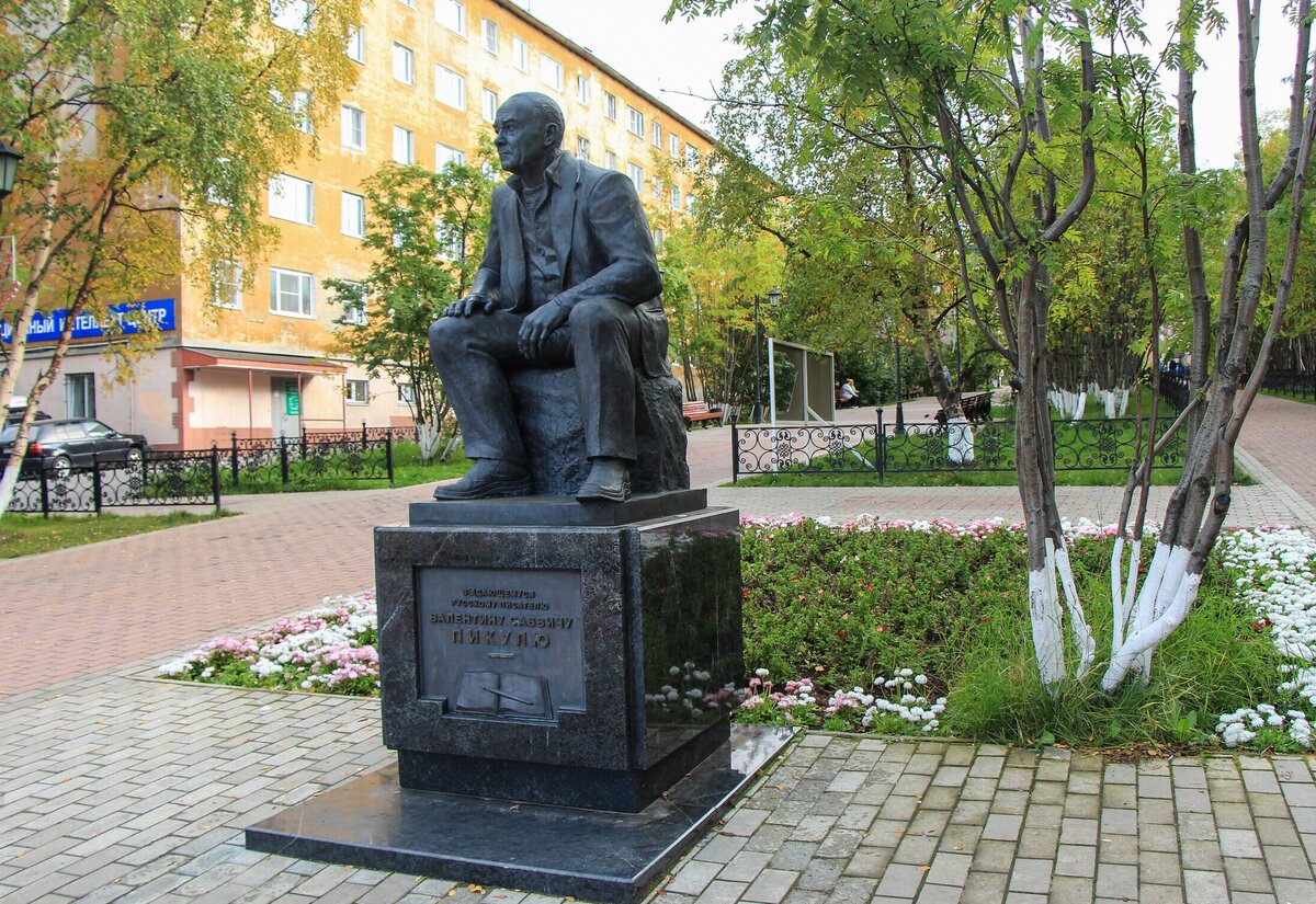 Мурманск памятники фото. Памятник пикулю в Мурманске. Памятник Валентину пикулю. Памятник Валентину пикулю в Мурманске.