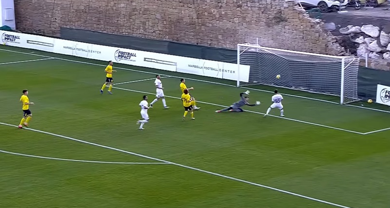 Шапи открывает счет во встрече. Кадр из трансляции матча.