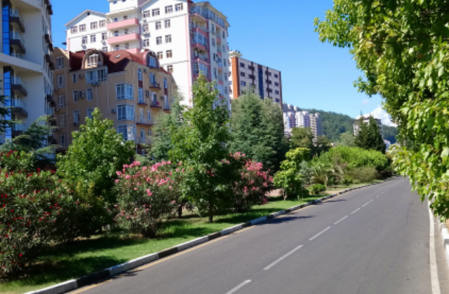 Улица в спальном районе Сочи