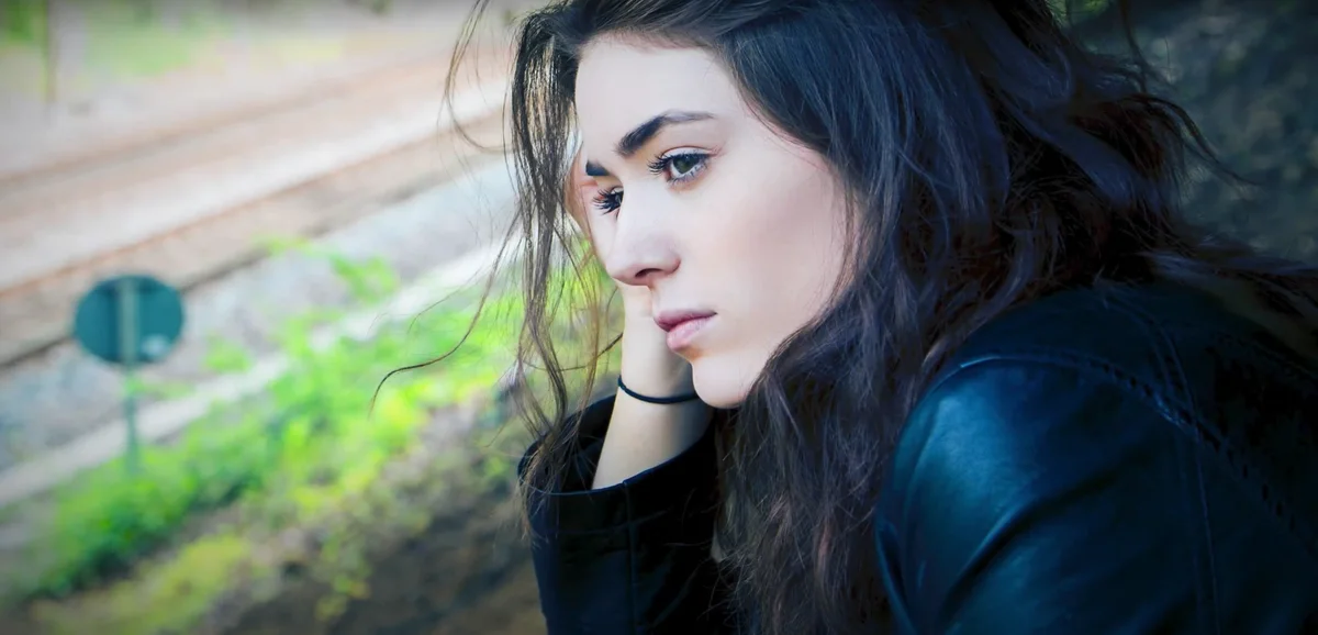 Лида смотрит на старый дом