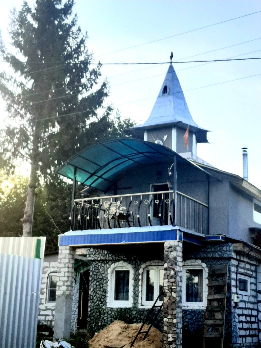 После того как я закончил верх дома 6 метровой башней ,то стали происходить  какие то нелепые,странные и порой даже комичные события связанные с этим домом.И возникают такие вопросы на какие я не  могу ответить.