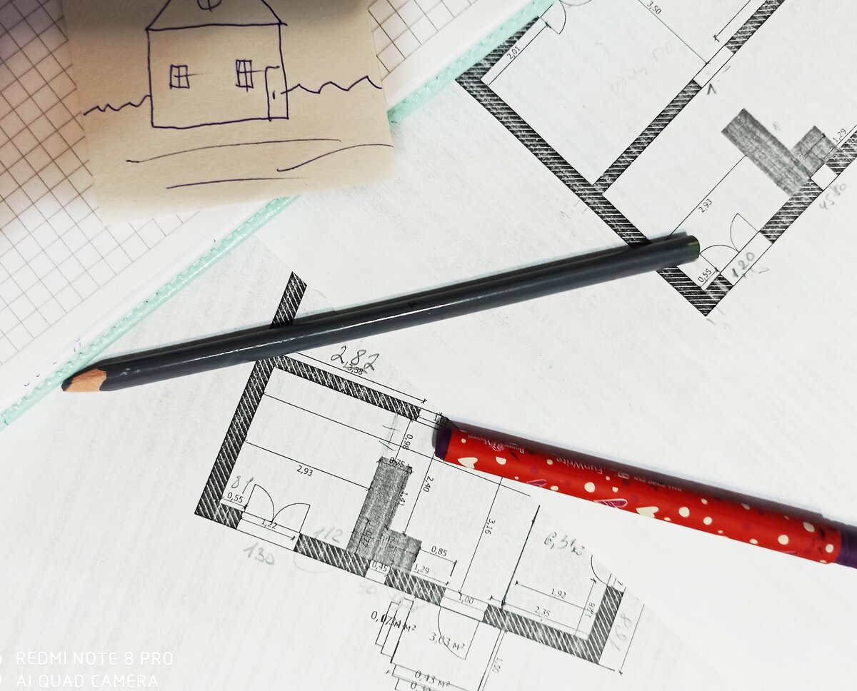 Что конечно была отдельная история,поскольку все планировки предложенные строительной фирмой нам не нравились или не подходили по цене либо квадратуре.Мне пришлось настолько углубиться в эту тему что я освоила одну из программ для планировки. 