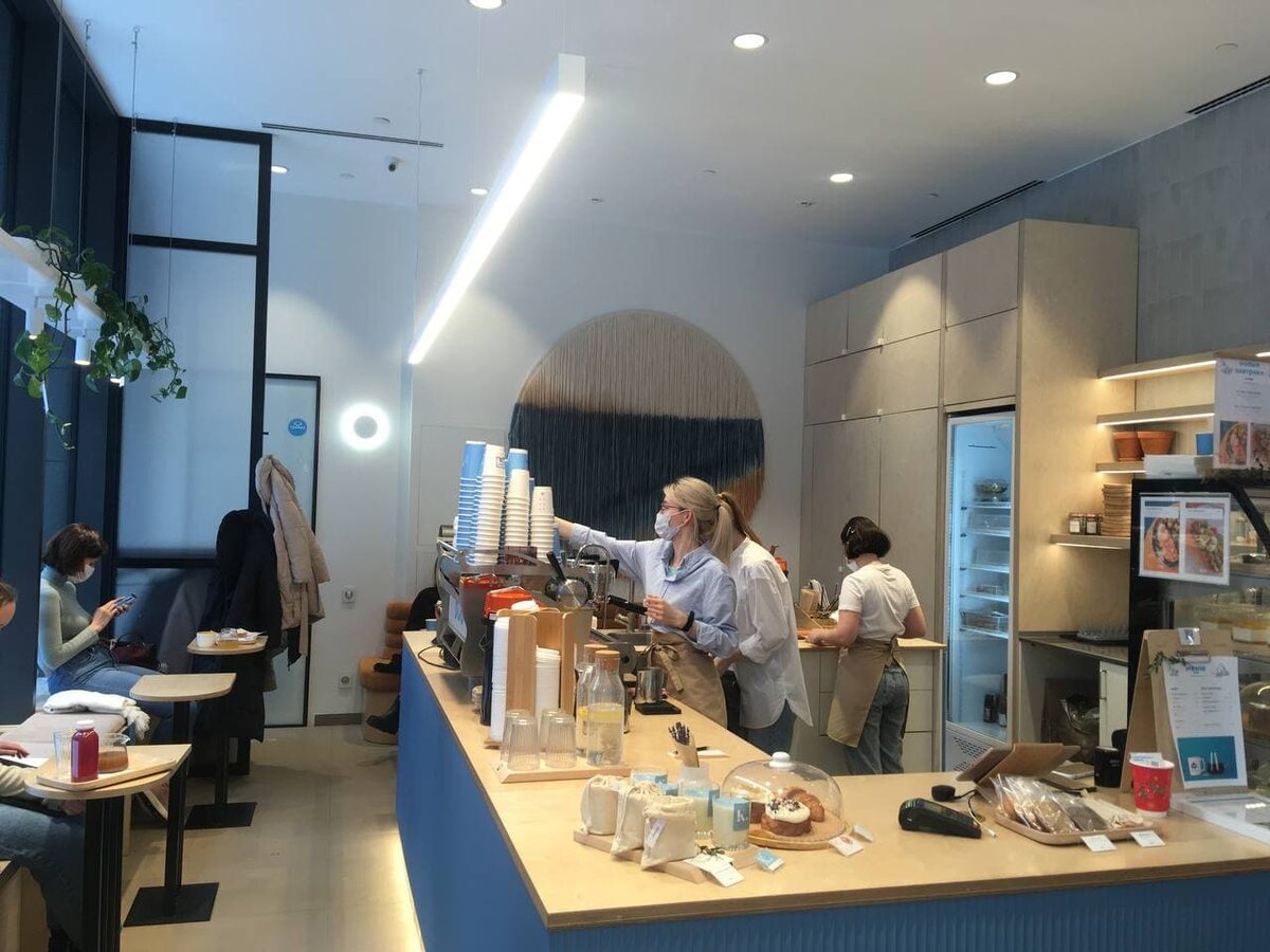 Пространства немного, но можно сидеть изолированно.