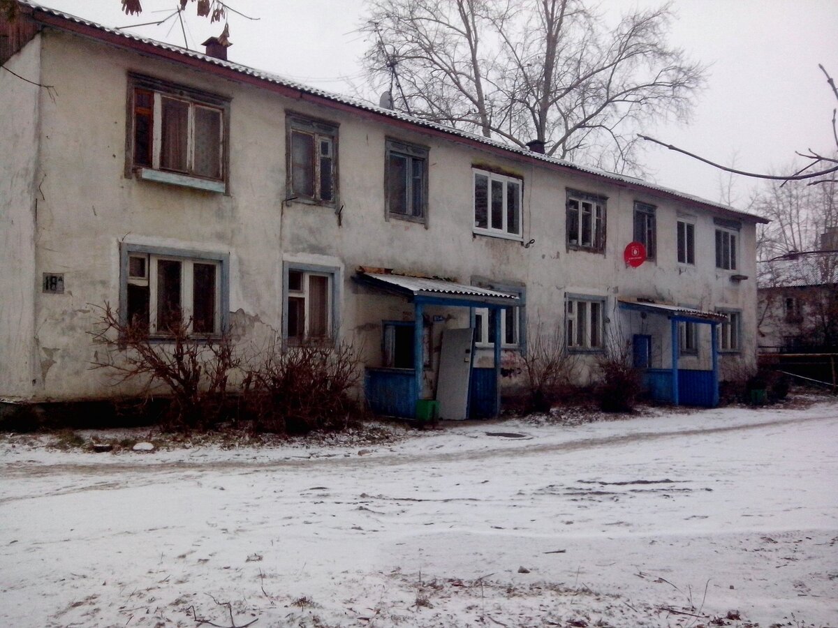 Барак, в котором Максимка Мякишев съел от счастья трехлитровую банку сгущенки, когда его мама-пьяница получила заказ напечь пирожные на выпускной для курсантов военного училища и поэтому не пила несколько дней
