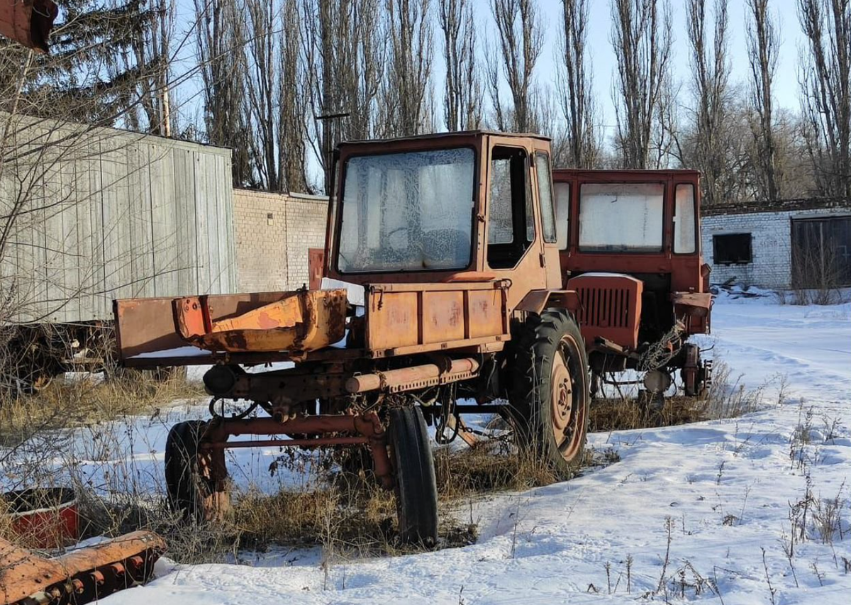 Два трактора Т-16 на "задворках" цивилизации. Фото с сайта Авито.ру.